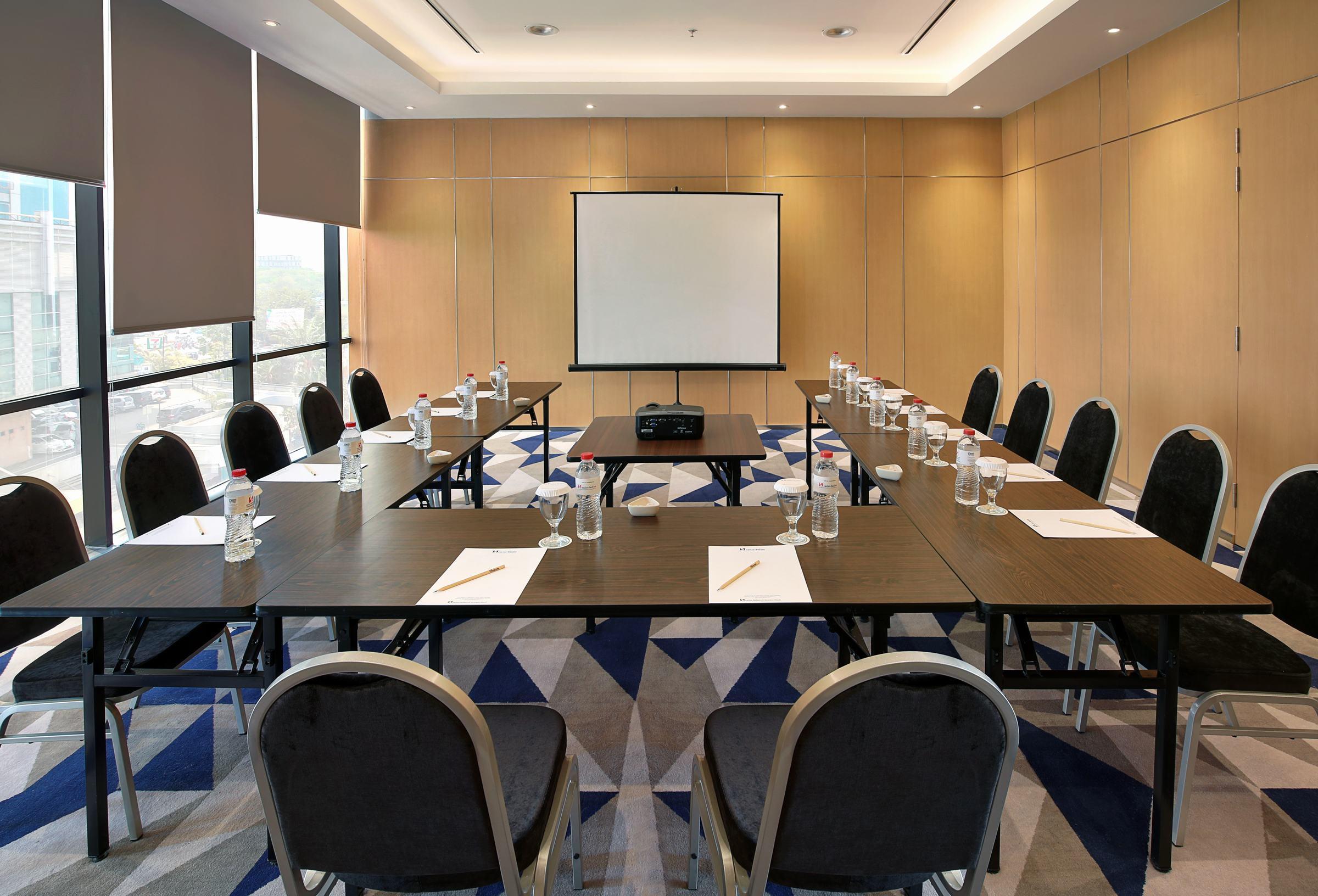 Swiss-Belinn Simatupang Джакарта Екстериор снимка